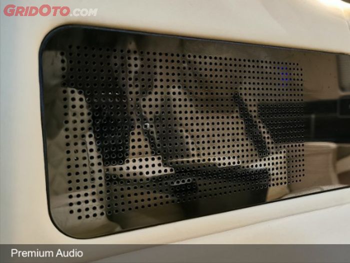 Audio premium sudah ditanam di dinding sisi penumpang belakang untuk mendapatkan suara audio renyah