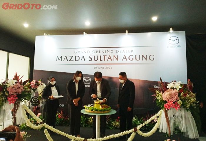 Peresmian Mazda Sultan Agung, Bekasi dilakukan dengan acara potong tumpeng