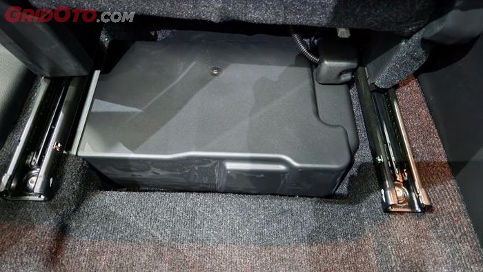 Battery pack lithium-ion All New Ertiga Hybrid, posisinya di bawah jok penumpang depan