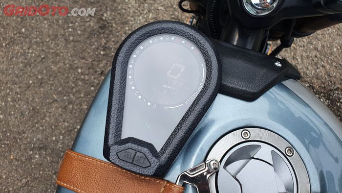 Panel instrumen SM Sport SM Master 200 terletak di atas tangki bensin