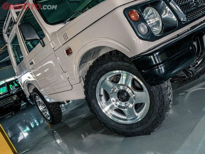 Pakai ban M/T dan pelek kinclong milik JA11-5