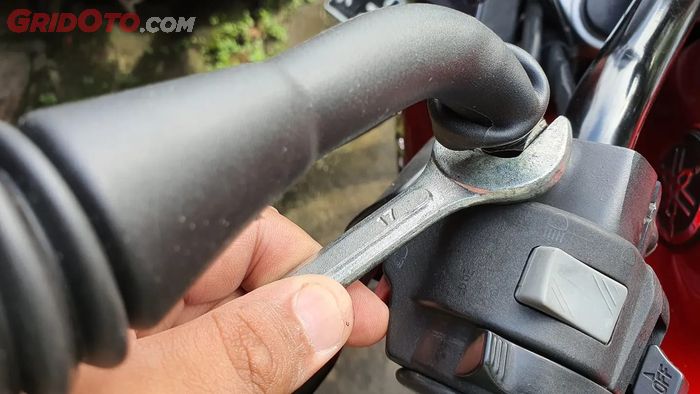 Ilustrasi mengencangkan spion Bajaj Pulsar 200NS, untuk mengencangkan spion Bajaj Pulsar 200NS butuh kunci pas yang berukuran lebih besar yaitu ukuran 17.