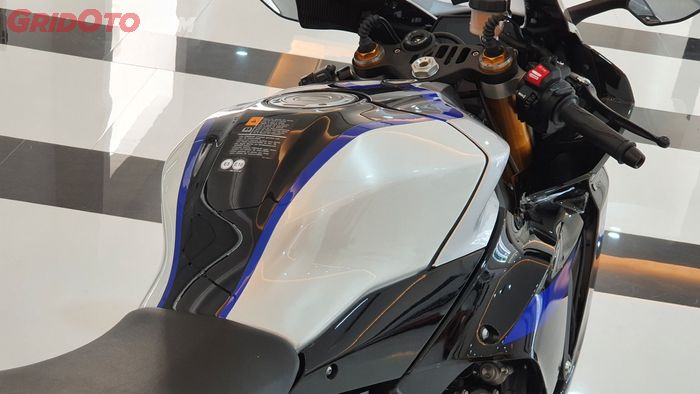 Desain tangki Yamaha YZF-R1M 2022