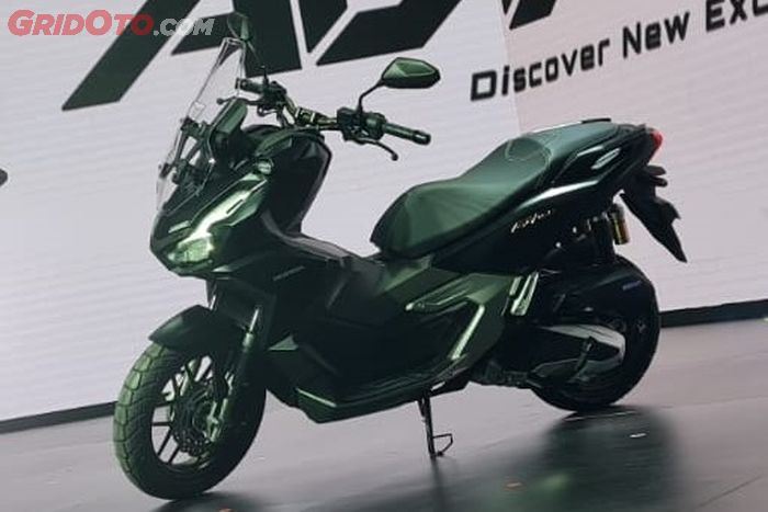 Honda ADV 160 masih punya ground clearence yang cukup tinggi kendati tinggi joknya turun