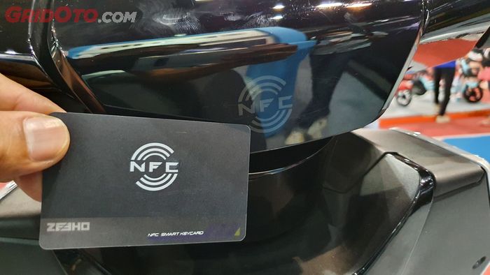 Zeeho AE8 pakai smart card dengan sistem NFC