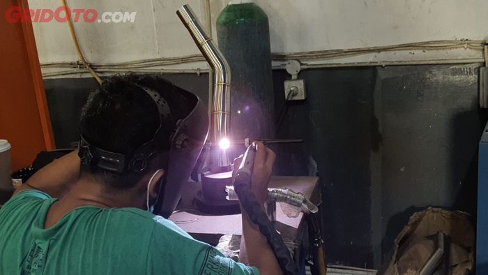 Proses pengelasan knalpot K'Race di pabrik ProSpeed