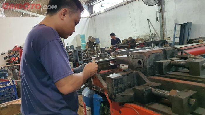 Proses bending atau pembentukan header atau leher knalpot K'Race dan ProSpeed pakai mesin bending 