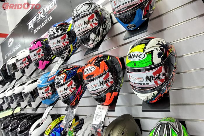 Beli helm full face NHK GP R Tech Street atau GP Prime di Jakarta Fair Kemayoran (JFK) 2022 ada promo bundling, nambah dikit dapetnya banyak.
