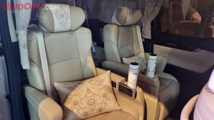 Batik karya Iwan Tirta di kabin Toyota New Alphard Heritage Edition