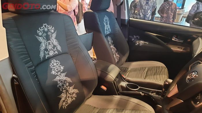Sentuhan batik karya Iwan Tirta di interior Toyota Kijang Innova Heritage Edition