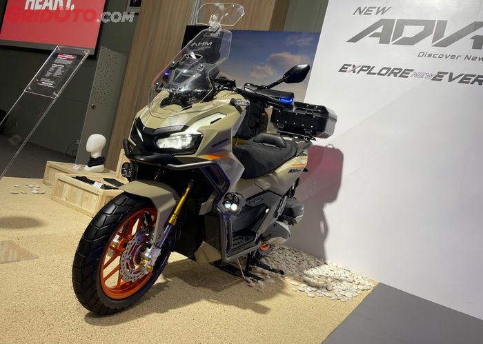 Honda ADV 160 berkonsep Xplorer repaint coklat army dengan pelek dicat ulang warna oranye sebagai kontrasnya