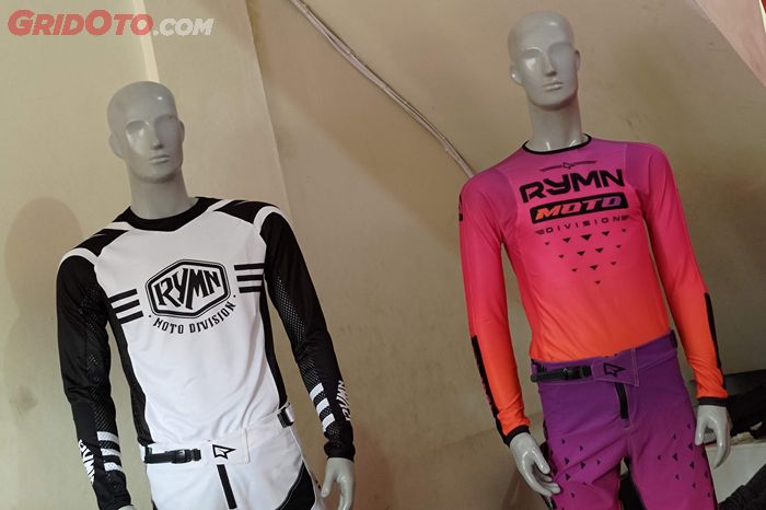 Tampilan set jersey motocross Elvo (kiri) dan Race Tech (kanan) dari RYMN Moto Division.