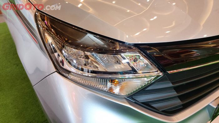 Lampu depan Daihatsu Sigra yang di-smoked