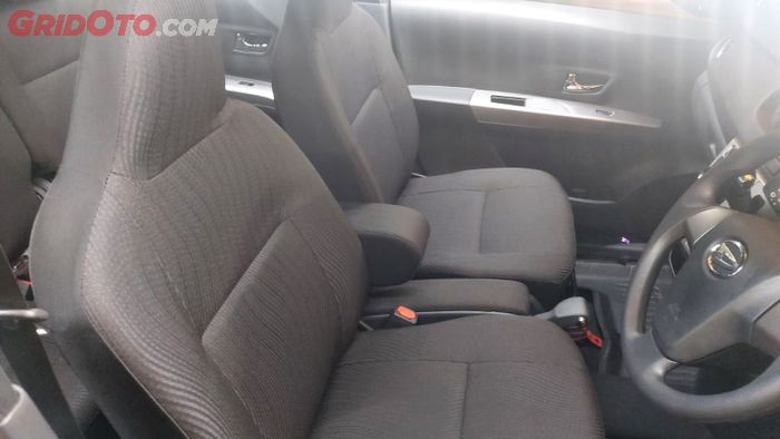 Jok Daihatsu Sigra 2022 berwarna hitam dengan bintik-bintik merah
