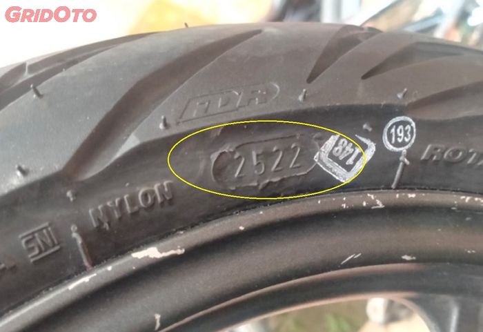 Maksimal gunakan ban motor maksimal 5 sampai 6 tahun.