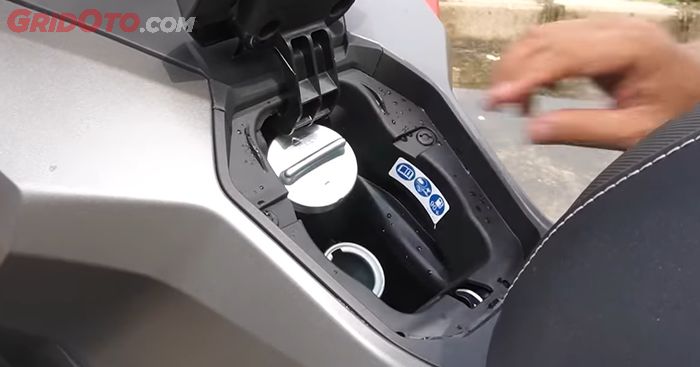 Terdapat dudukan tutup tangki bensin pada Honda ADV 160