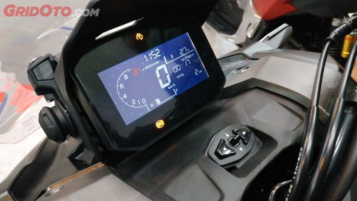 Tampilan panel instrumen Honda ADV 160, tipe ABS dapat fitur HSTC