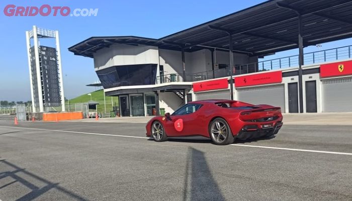 Tampilan buritan mobil baru Ferrari 296 GTB