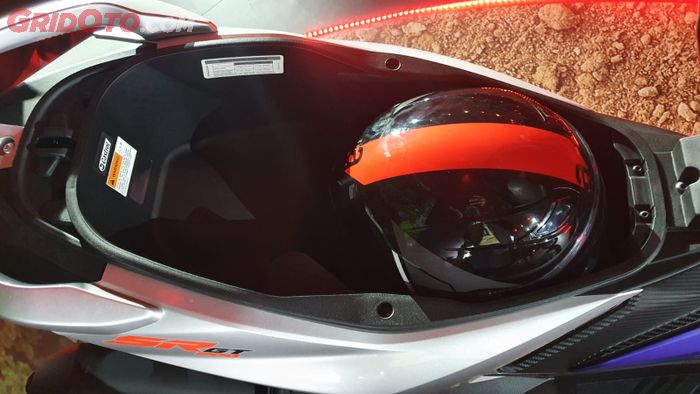 Bagasi di bawah jok memiliki kapasitas 25 liter dan mampu memuat helm full-face