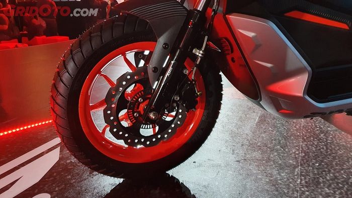 Pelek depan 14 inci dengan cakram wave disk dan sistem ABS