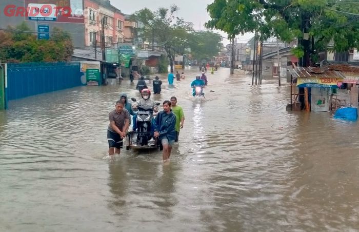 Banjir di depan perumahan cileduk indah 1 Kota Tangerang