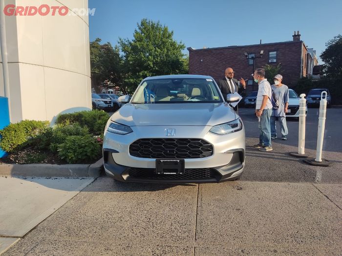 Tampak depan Honda HR-V varian LX AWD di Paragon Honda, New York, Amerika Serikat.
