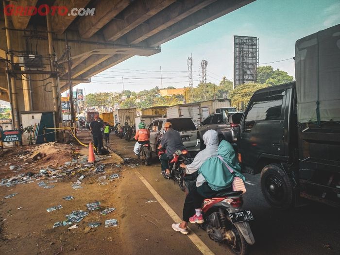 Kondisi lalu lintas di lokasi kecelakaan maut Cibubur terpantau padat pada pagi menjelang siang
