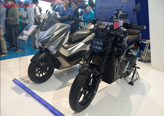 Rakata Motorcycle luncurkan dua varian di PEVS 2022, yakni Rakata NX3 (kiri) dan Rakata NX8 (kanan)