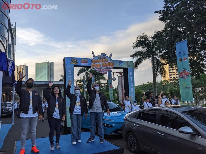 pelepasan rombongan Sonora Fun Rally Jakarta-Semarang sebagai rangkaian kegiatan HUT ke-50 radio Sonora