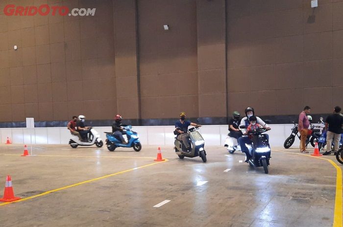 Ilustrasi Test ride motor listrik