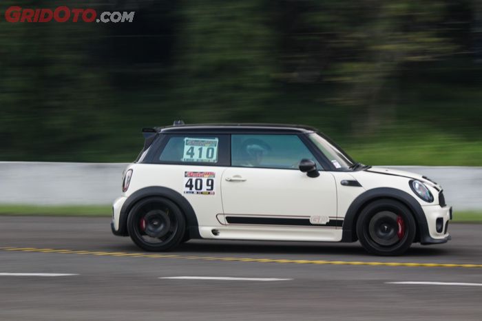 Mini Cooper edisi terbatas dimodifikasi kencang dan turun drag race di Sirkuit Sentul