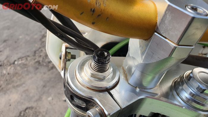 sokbreker teleskopik Scarlet Racing buat Kawasaki KLX 150 sudah ada settingan preload atau yang biasa dikenal dengan preload adjuster.