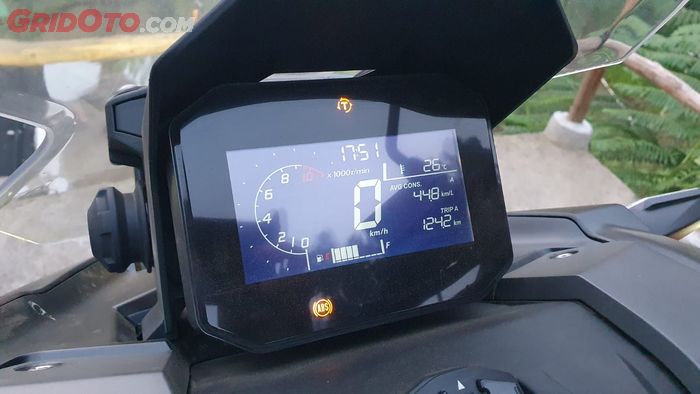 Total jarak tempuh, konsumsi bensin dan suhu sekitar di panel instrumen Honda ADV 160