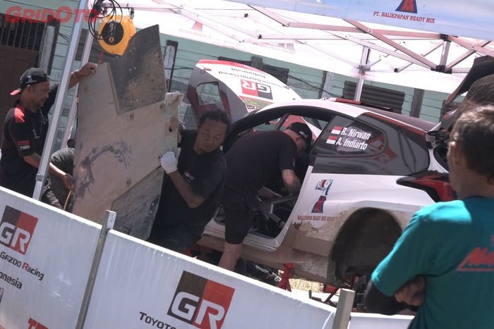 Mekanik tim Toyota Gazoo Racing Indonesia (TGRI) hendak memasang diff guard dari Toyota GR Yaris AP4.