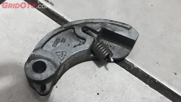 Per sentrifugal atau per kampas ganda patah harus segera diganti