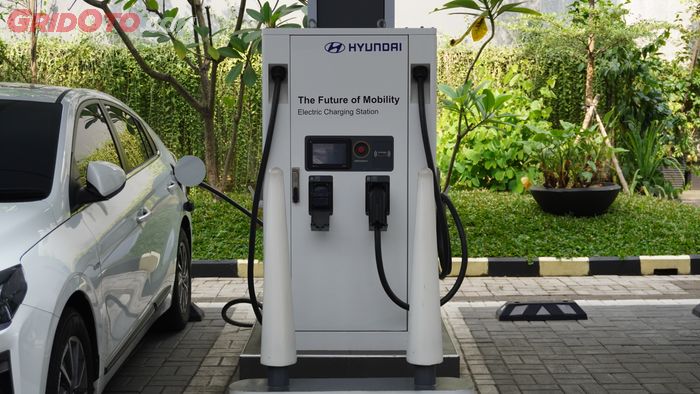 Satu Alat DC Fast Charging dengan Daya Listrik 50 kW Per Kepala Charger