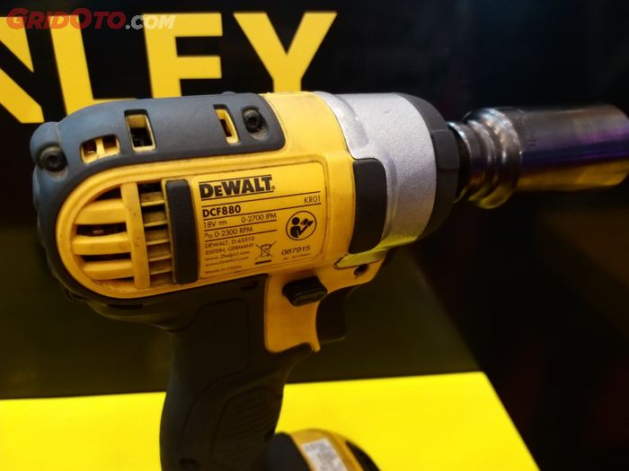 Bor cordless Dewalt tipe brushless menggunakan motor dinamo