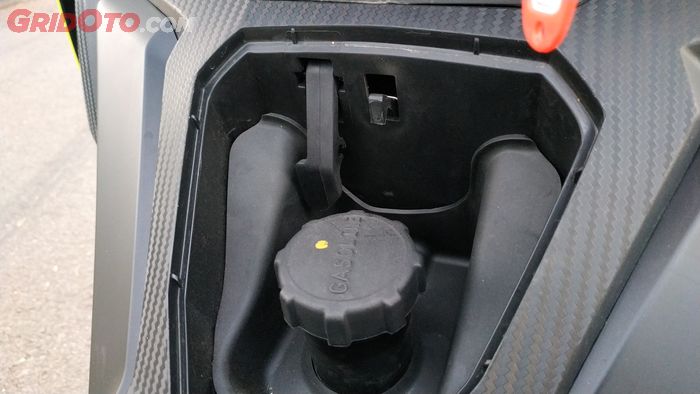 Kapasitas tangki bensin Aprilia SR-GT 200 sebesar 9 liter