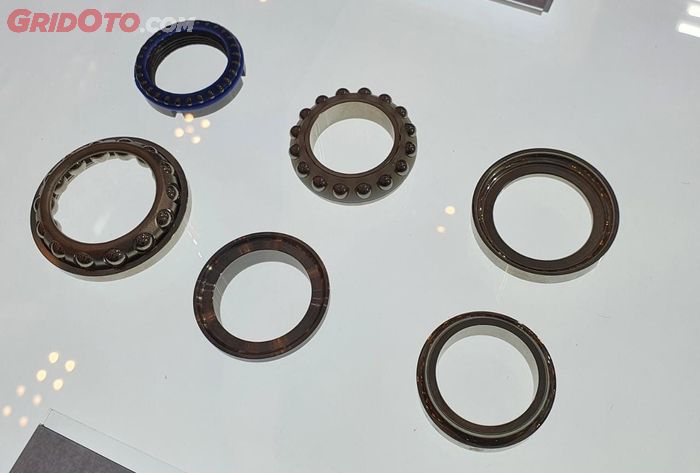 Perbandingan bearing komstir SKF Enduro (atas) dengan bearing komstir umumnya (bawah)