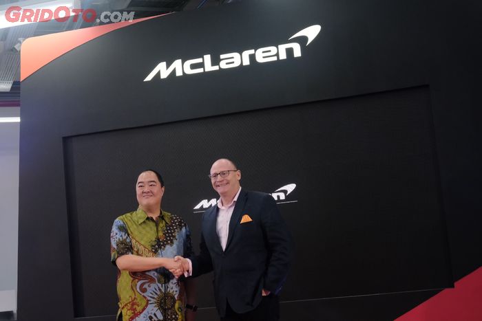 Herbert Kwee, CEO Eurokars Group Indonesia (kiri) bersama Paul Harris, Managing Director McLaren Automotive APACHI dalam acara peluncuran Mclaren Jakarta Center. 