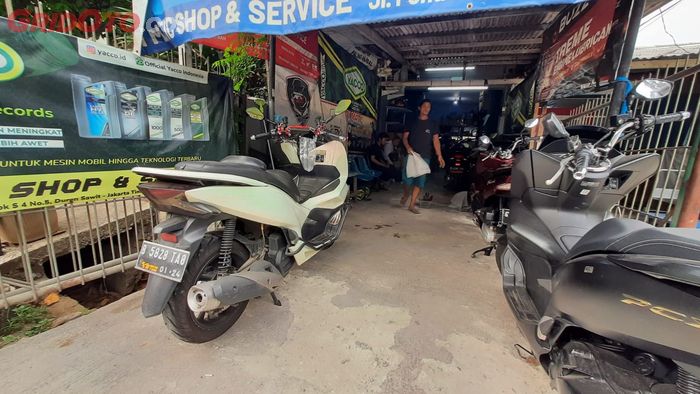 Biaya servis CVT dan throttle body Honda PCX 150 di Bengkel spesialis motor matic, RI Matic Shop &amp; Service di Jakarta Timur
