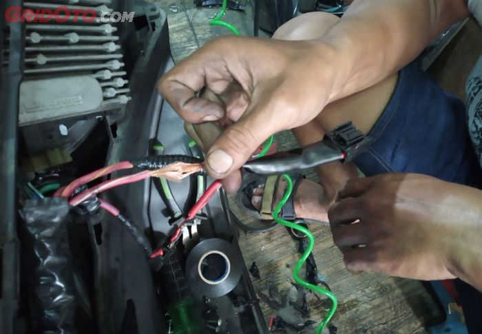 Proses penyambungan kabrel soket ECU baru di Honda PCX 150 lokal