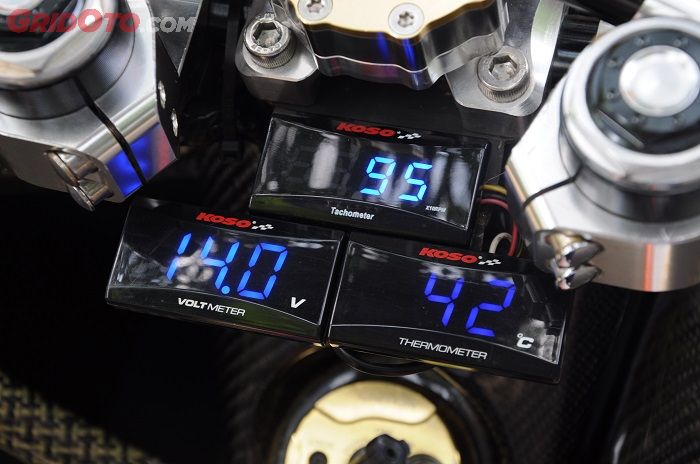 Tiga indikator dari Koso menampilkan takometer, voltmeter dan suhu mesin