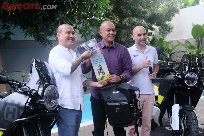 Amdan Achda, pembeli pertama Husqvarna Norden 901 bersama Alex Samosir, founder 2Wheelies Indonesia  (kiri) dan Joseph Fernandez, Direktur SHAD Indonesia (kanan).