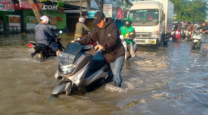 Banjir di  K.H. Hasyim Ashari Ciledug Tangerang