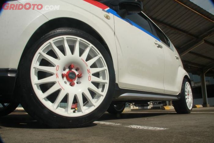 Ubahan dimulai dari ganti pelek bawaan dengan OZ Racing Terra orisinal ukuran 17x7 inci