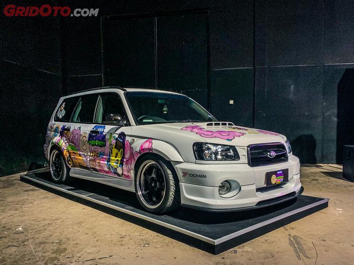 Warna putih diberi sentuhan sticker dengan desain dari seorang seniman bernama Muklay