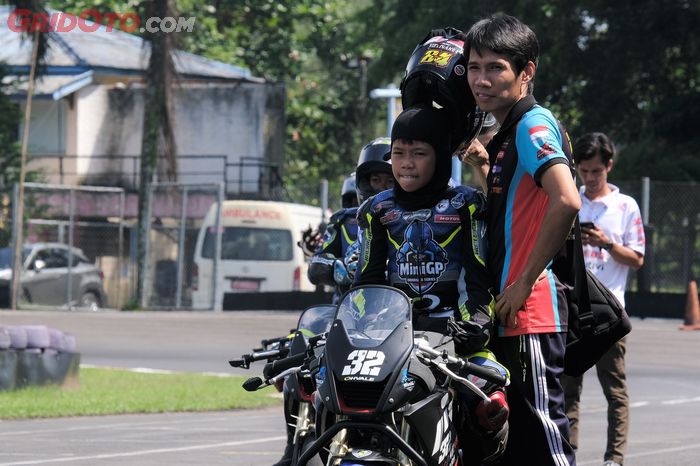 Ngo Nguyen Anh Tuan (kanan) bersama sang anak, Ngo Nguyen Viet Tuan (kiri) menunggu start Race 1 di FIM MiniGP Indonesia 2022.