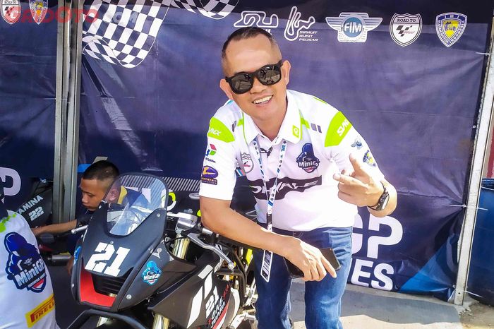 Senior dan legenda balap Indonesia, Ahmad Jayadi menjadi komentator FIM MiniGP Indonesia dan merasa ada penyesalan nih. 