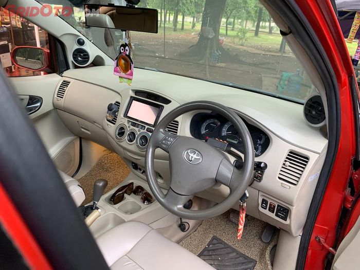 Tampilan dashboard Innova merah